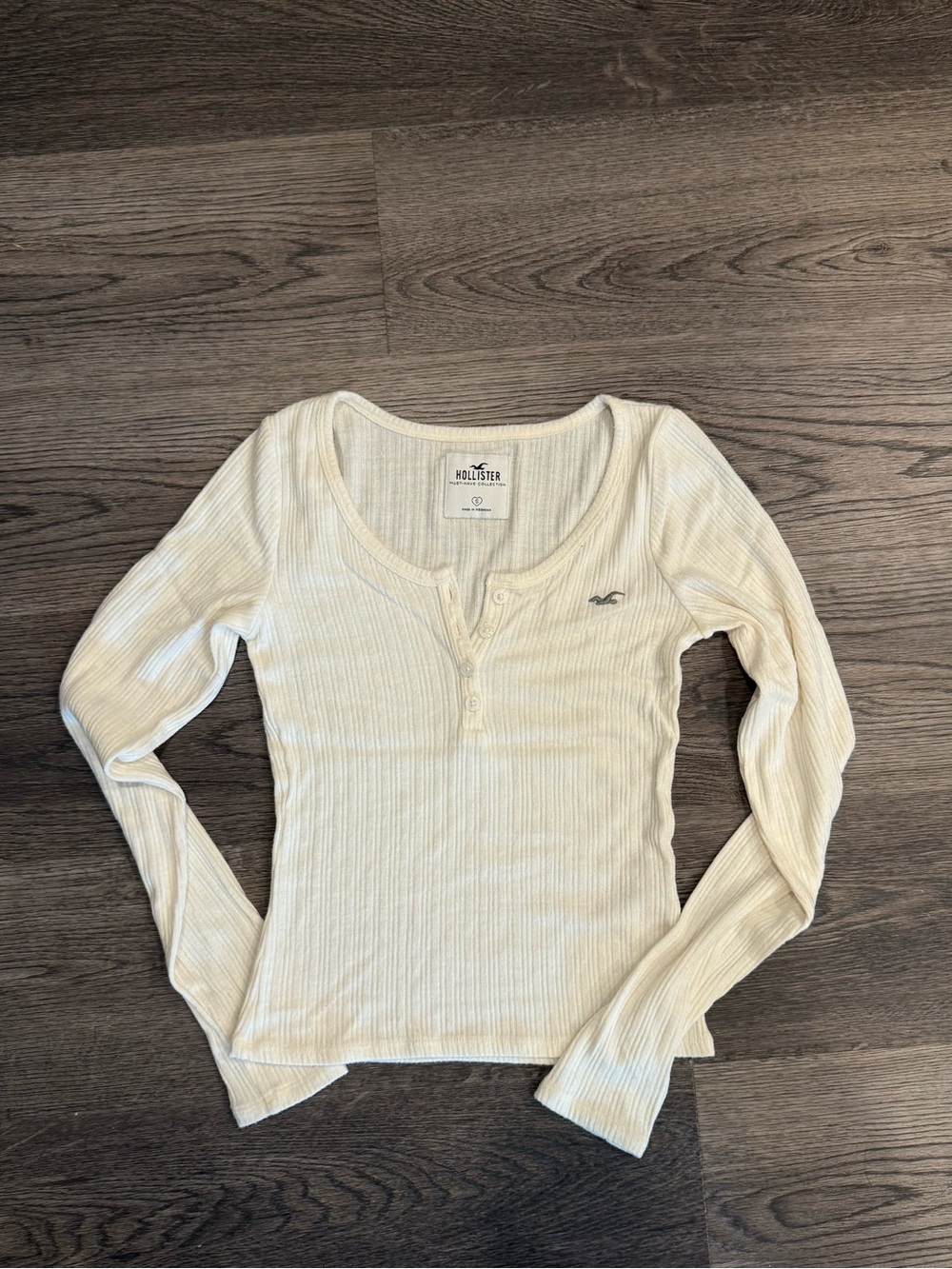 Like new basic snap henley long sleeve teas